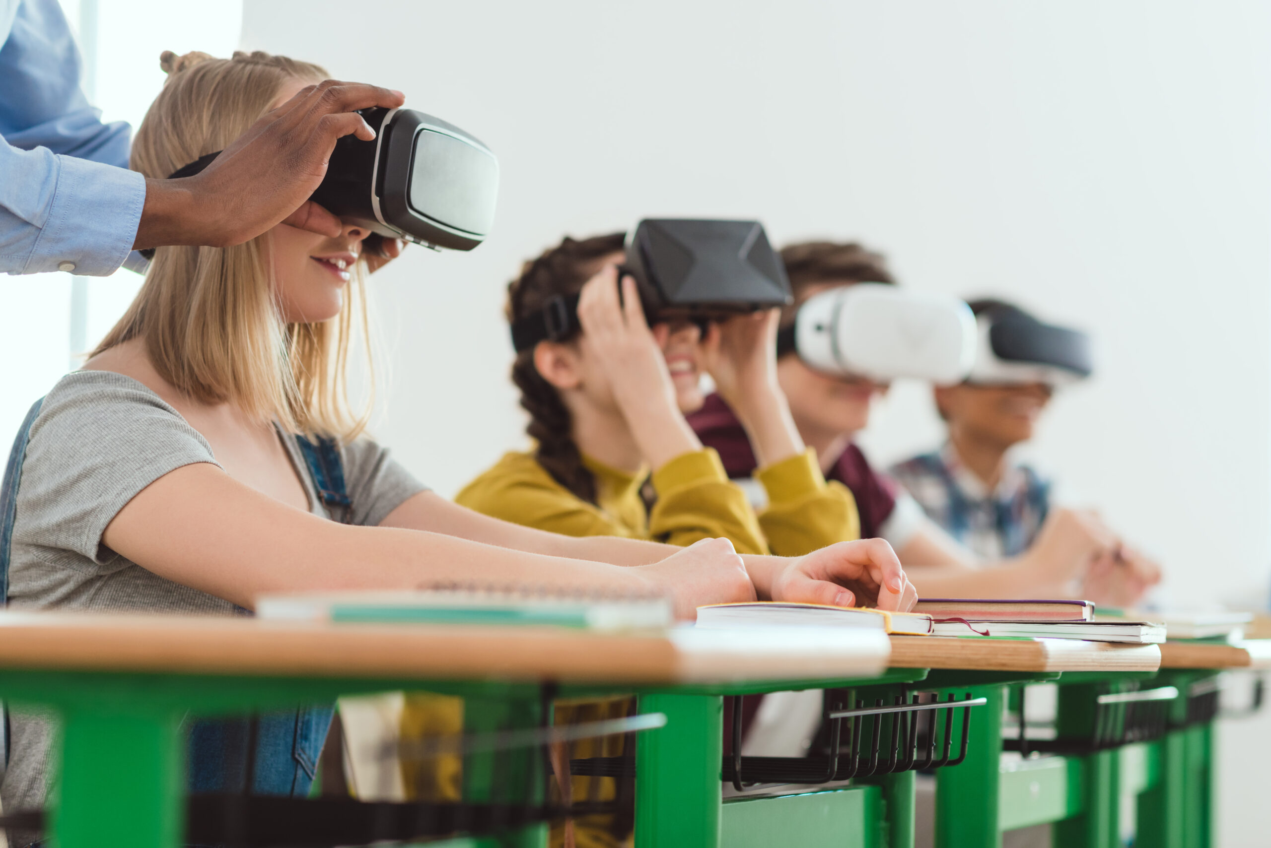 Vr уроки. Виртуальная реальность в образовании. Класс виртуальной реальности. Уроки виртуальной реальности в школе. Виртуальные очки в образовании.